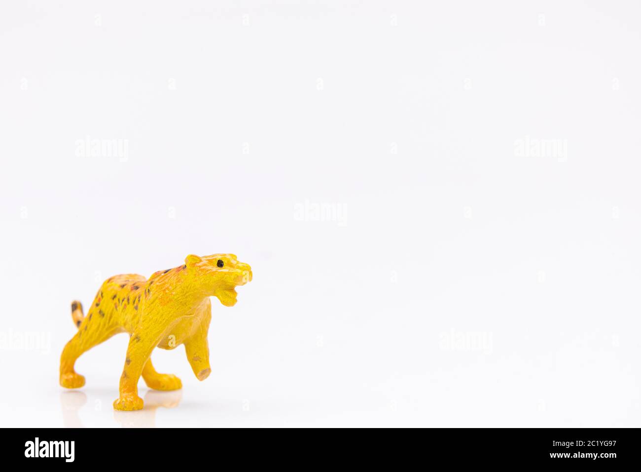 primo piano di un giocattolo in plastica isolato su sfondo bianco Foto Stock