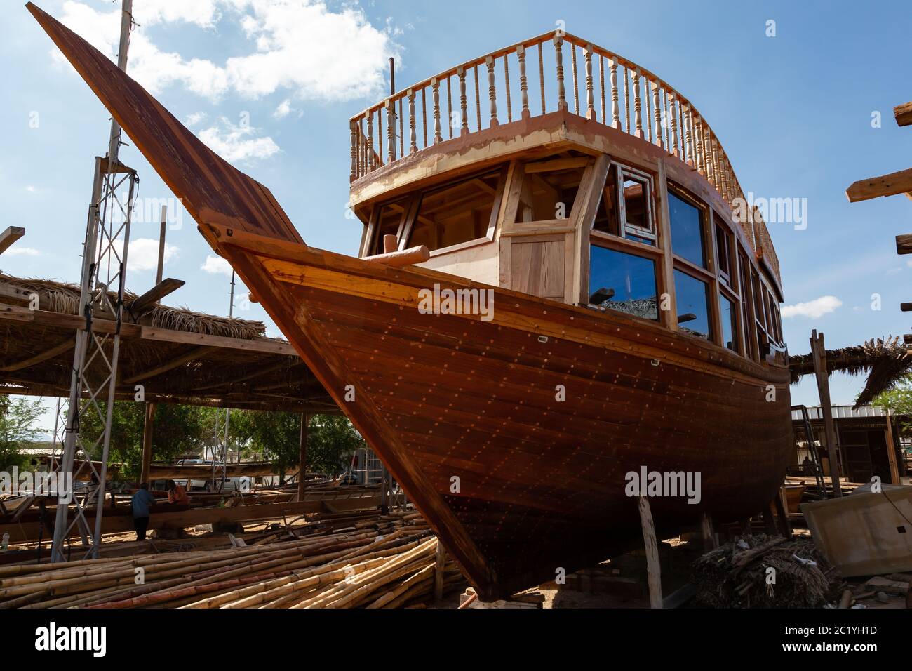 Dhow tradizionale in costruzione nel molo di sur, Oman Foto Stock