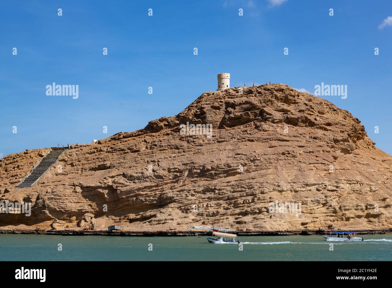 Tradizionale torre di guardia sulla collina di al Ayjah, di fronte alla laguna di sur in Oman Foto Stock