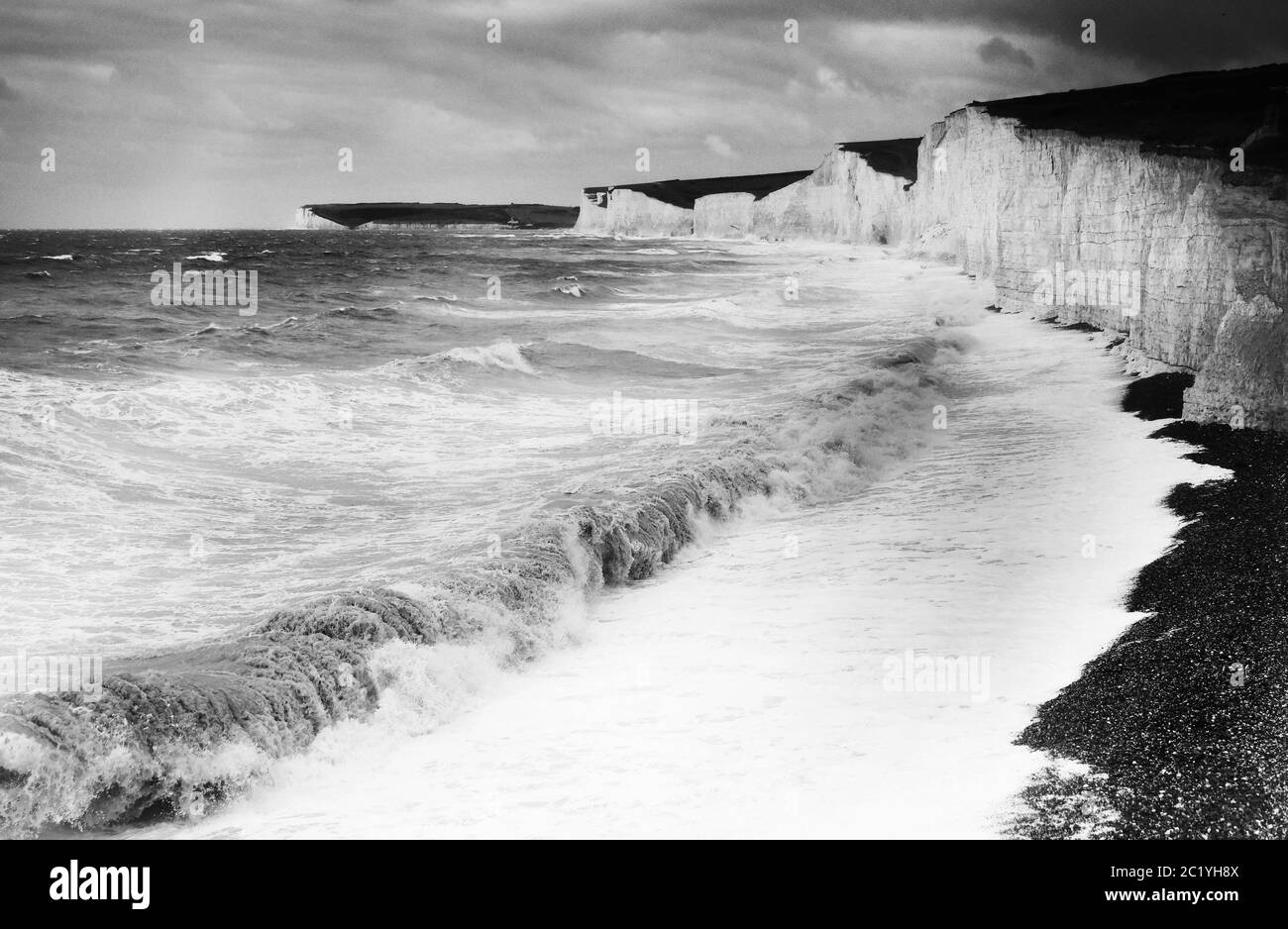 Il mare e il cielo stormy con le scogliere bianche a Birling Gap, Sussex, Regno Unito. Foto Stock