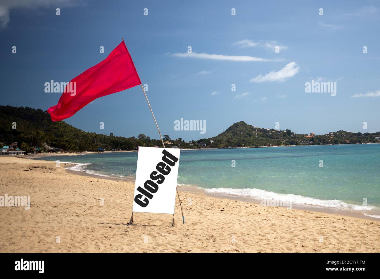 quarantena concettuale, pandemia, coronavirus, divieto di viaggio. spiaggia tropicale in una giornata di sole senza persone. c'è una bandiera rossa e un segno con la parola Foto Stock