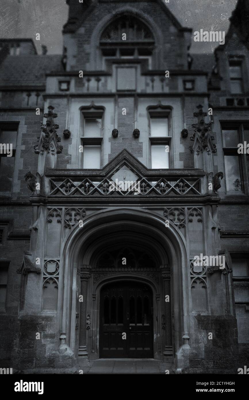 Un imponente edificio vittoriano e porta. Con un grunge, vintage editing Foto Stock