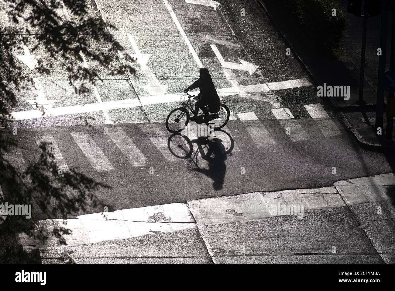 Vista dall'alto di un motociclista silhouette che attraversa la strada Foto Stock