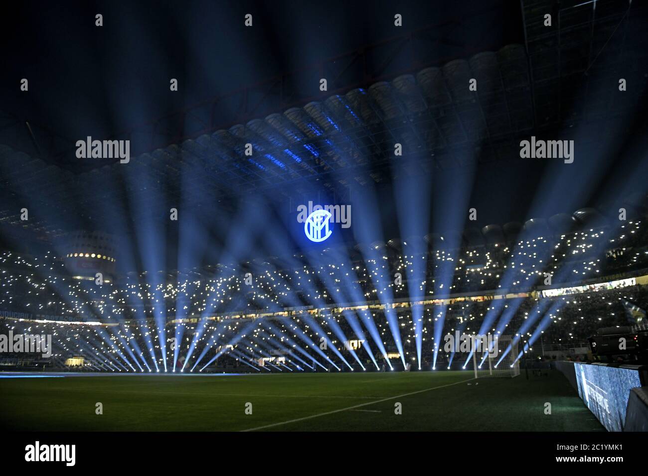 Luci blu e spie smatphone nel buio dello stadio San siro, prima che i giocatori di calcio dell'Inter Milan entrino in campo, a Milano. Foto Stock