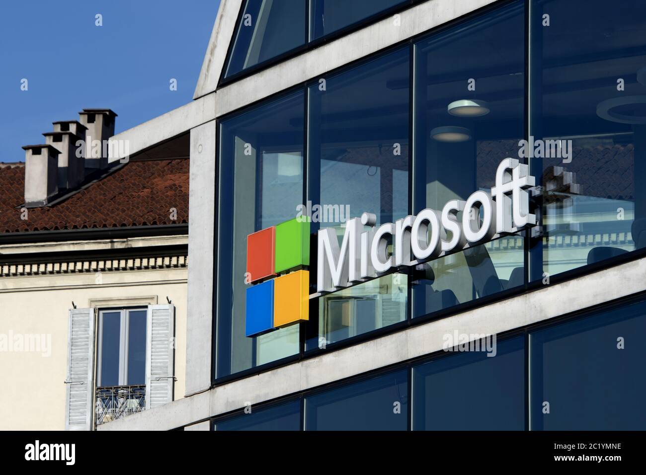 Società di logo Microsoft sulla facciata della nuova sede Microsoft, a Milano. Foto Stock