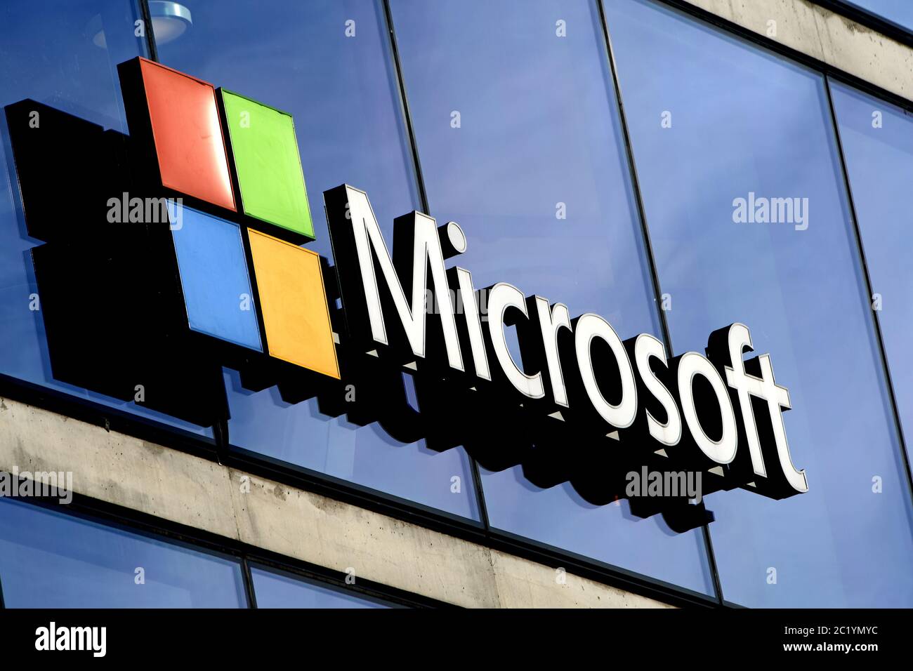 Società di logo Microsoft sulla facciata della nuova sede Microsoft, a Milano. Foto Stock