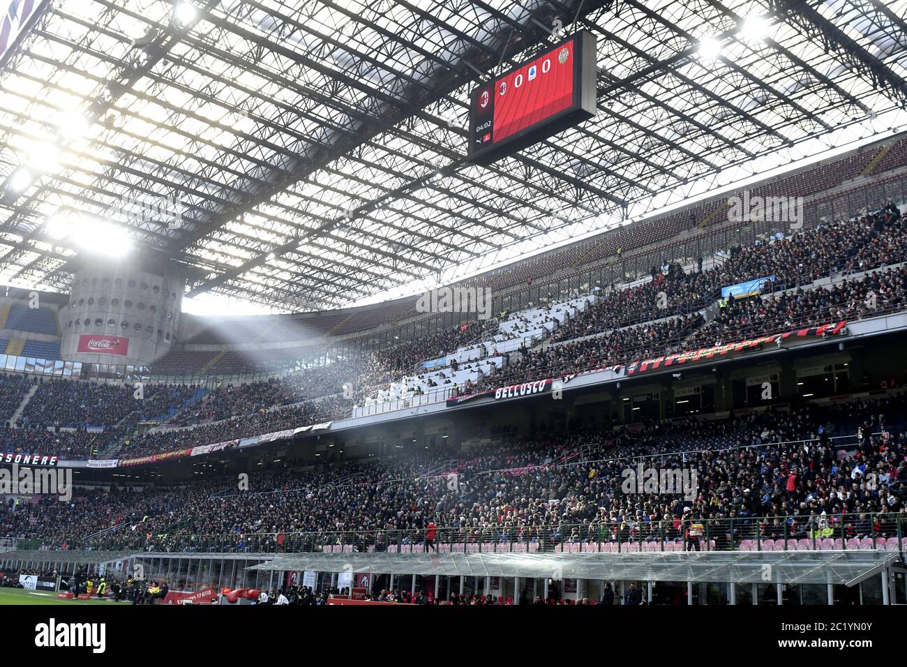 Un raggio di luce attraverso il tetto dello stadio di calcio San Siro di Milano. Foto Stock