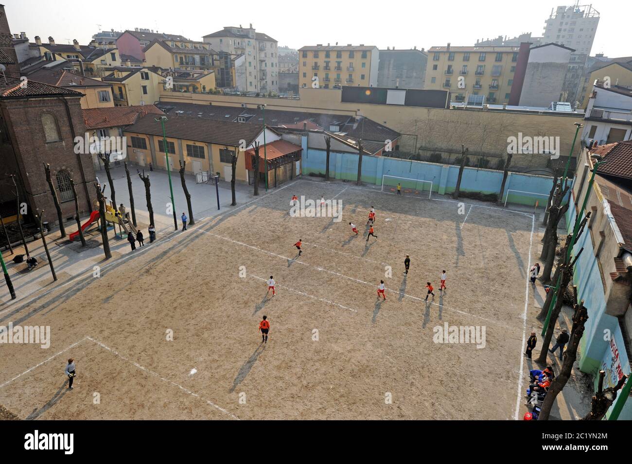 Vista dall'alto della partita di calcio per bambini, durante il torneo CSI, all'Oratorio San Giovanni Nepomuceno, a Milano. Foto Stock