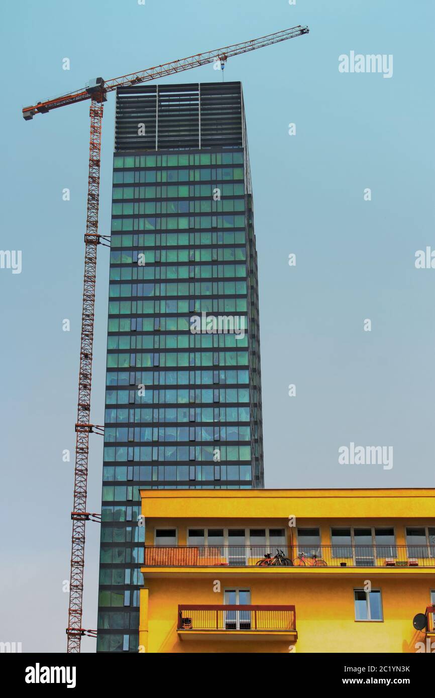 Edificio residenziale e alto edificio per uffici Foto Stock