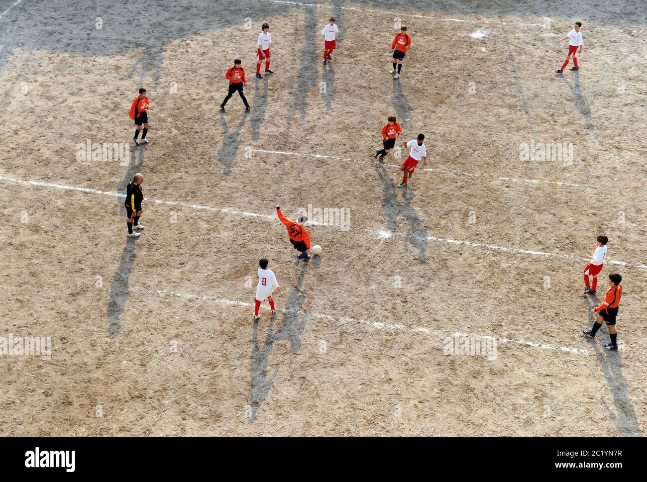 Vista dall'alto della partita di calcio per bambini, durante il torneo CSI, all'Oratorio San Giovanni Nepomuceno, a Milano. Foto Stock