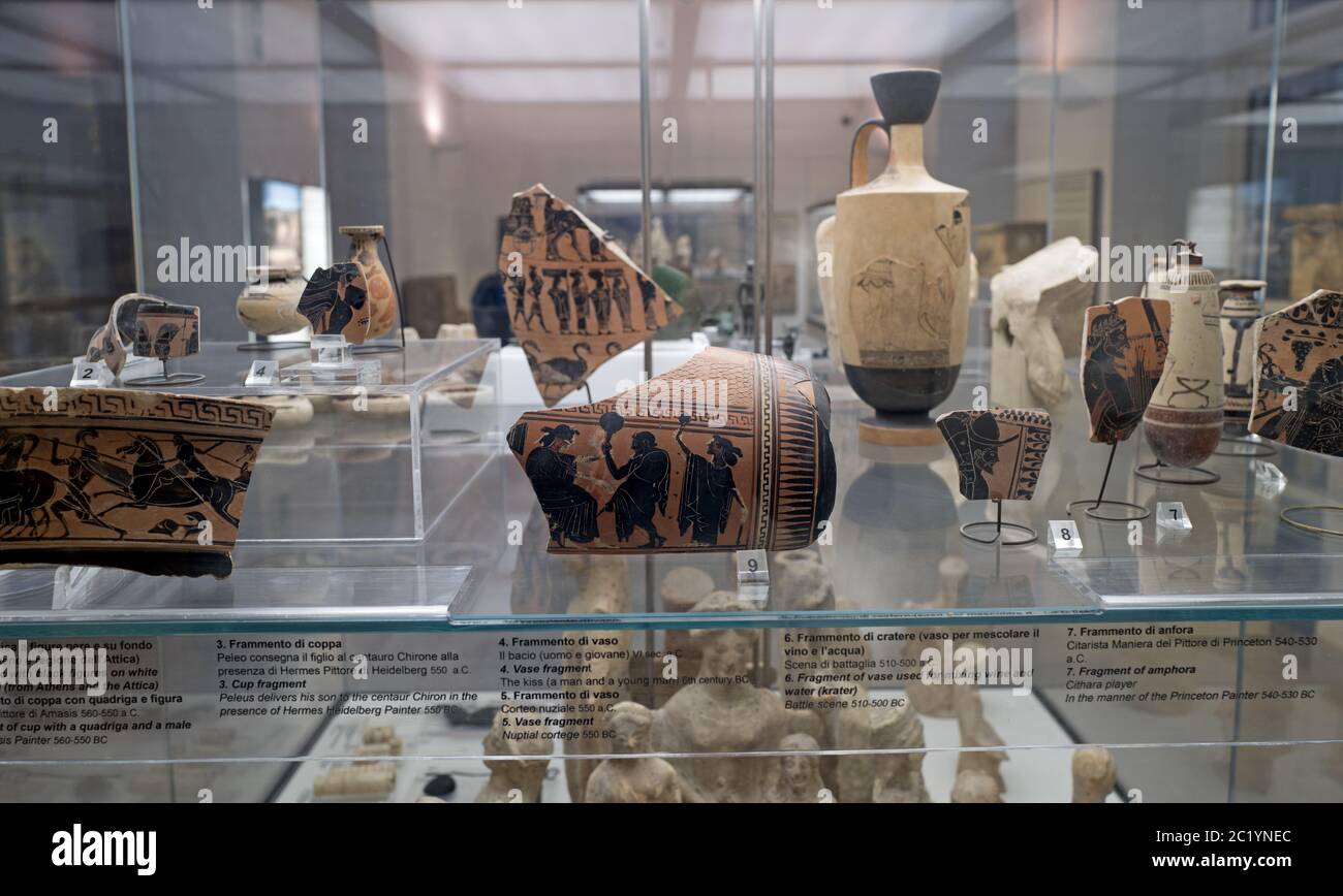 Antica ceramica greca al museo archeologico, la Sicilia faceva parte della  Magna Grecia, a Palermo Foto stock - Alamy