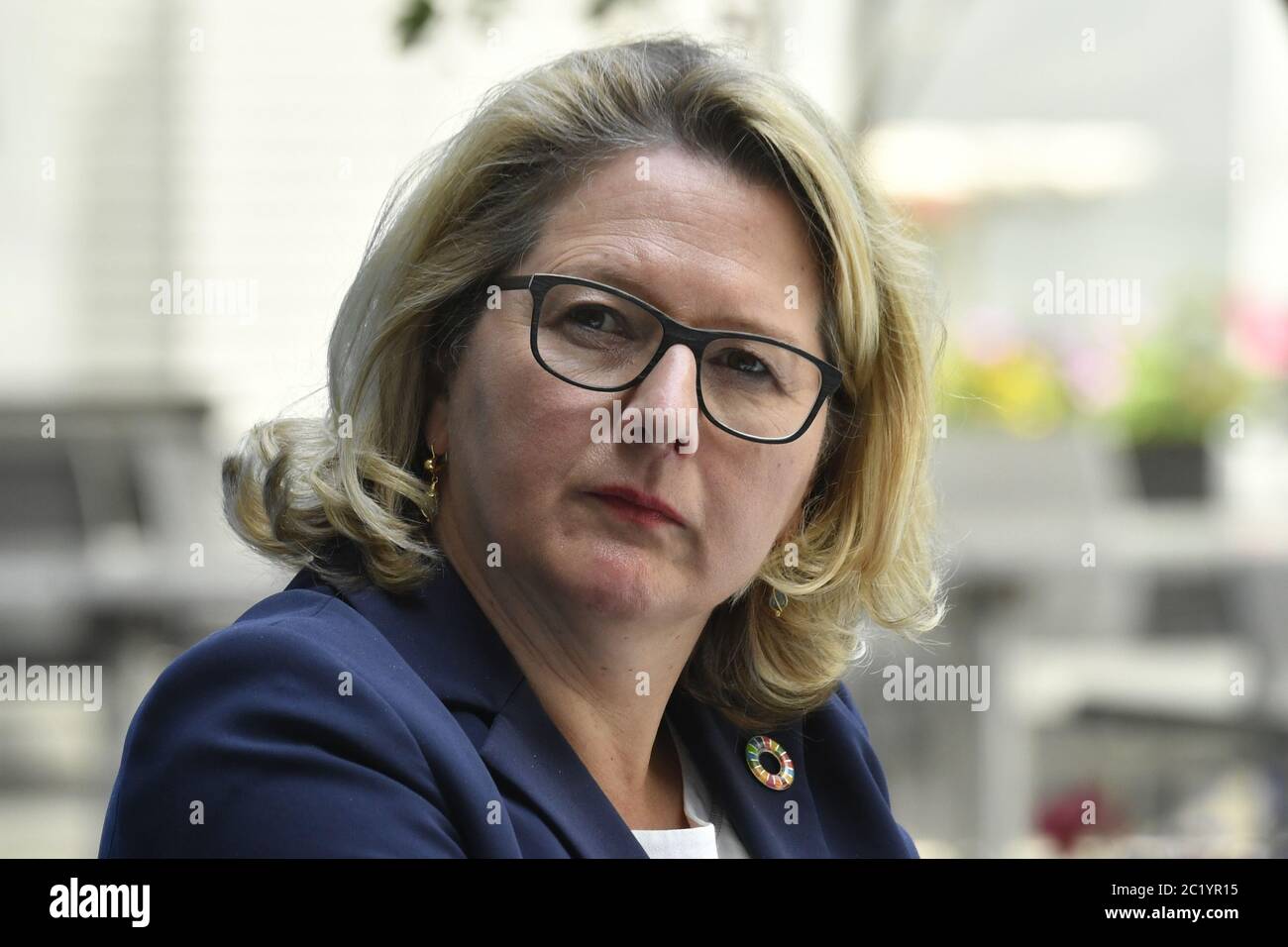 Berlino, Germania. 16 Giugno 2020. Svenja Schulze (SPD), Ministro federale dell'ambiente, della conservazione della natura e della sicurezza nucleare, ascolta durante una conferenza stampa sul vertice della radiomobile. Credit: John MacDougall/AFP Pool/dpa/Alamy Live News Foto Stock