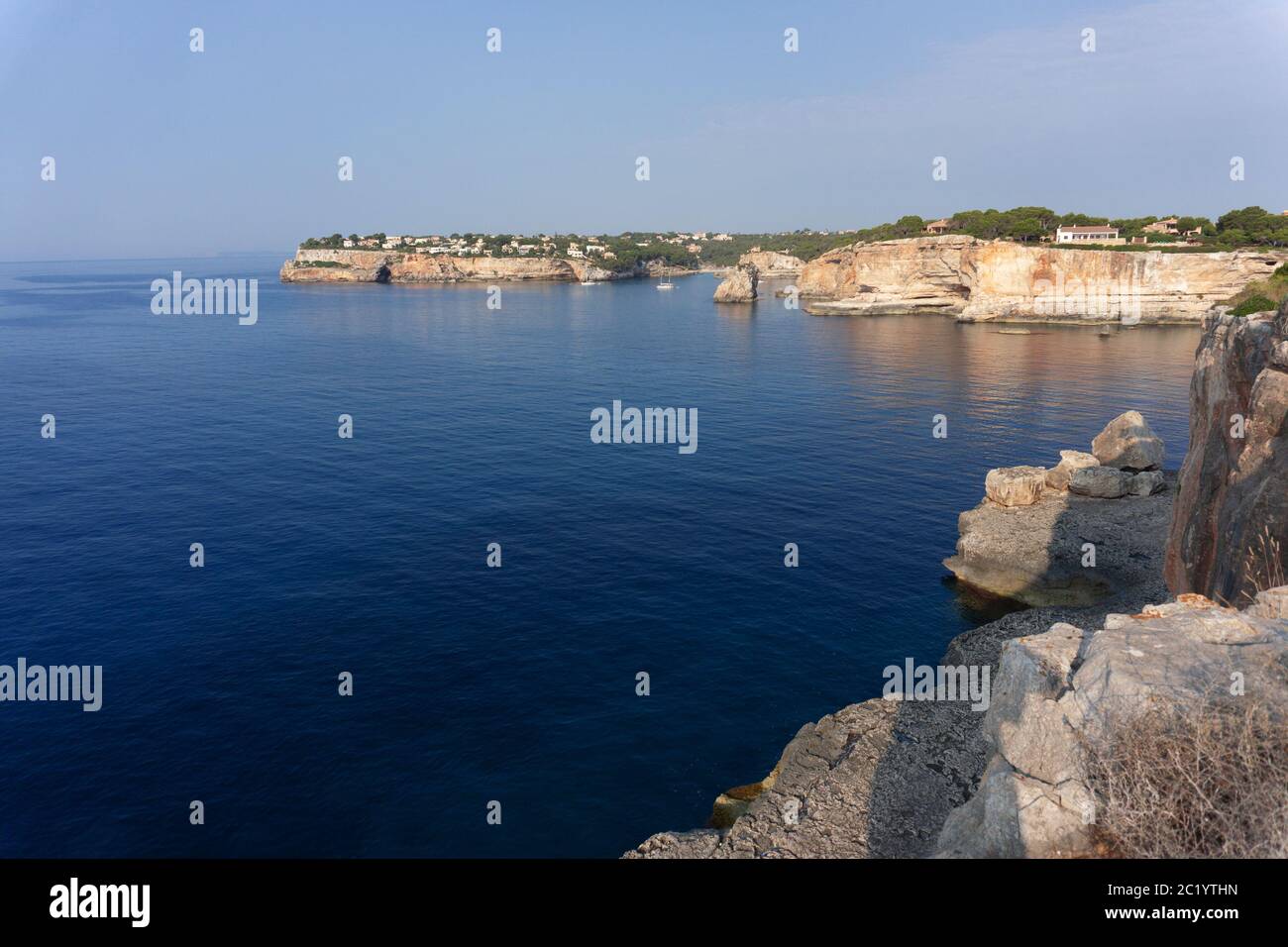 Splendida vista sul mare di Maiorca Spagna, baia con acque turchesi blu Foto Stock