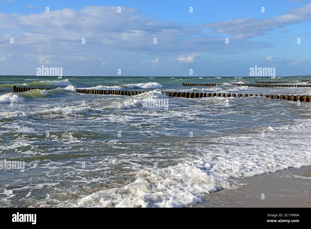 Le onde colpiscono la spiaggia occidentale di DarÃŸer Foto Stock