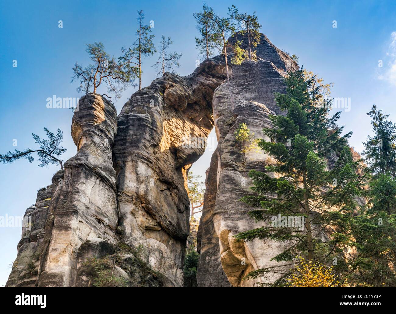 Ponte dei Devils (Certuv Most), formazioni di arenaria a Adršpach Rocks, Adršpach-Teplice Rocks National Nature Reserve, Boemia, Repubblica Ceca Foto Stock