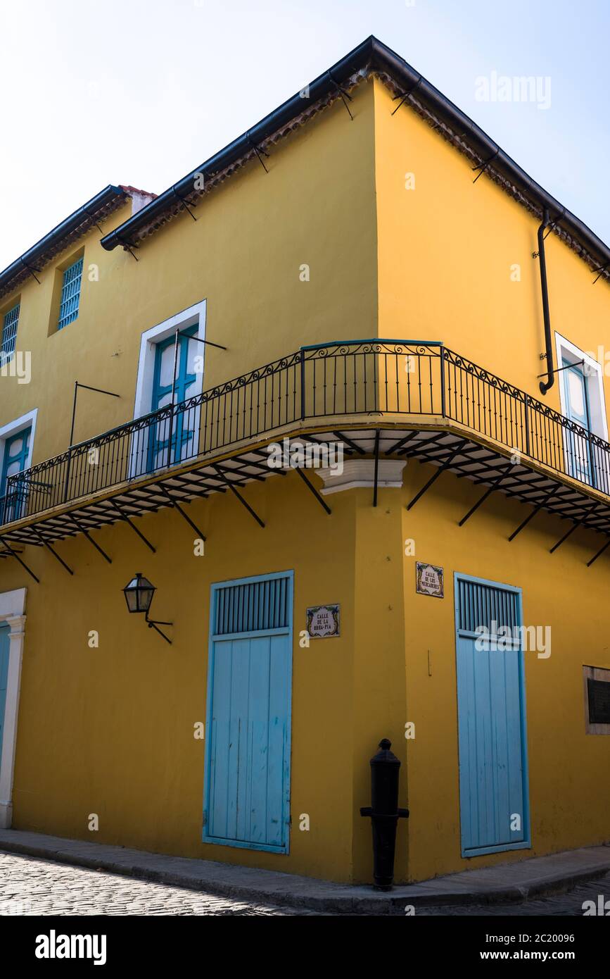 Bella casa in stile coloniale spagnolo nel centro storico della città, l'Avana Vieja, l'Avana, Cuba Foto Stock