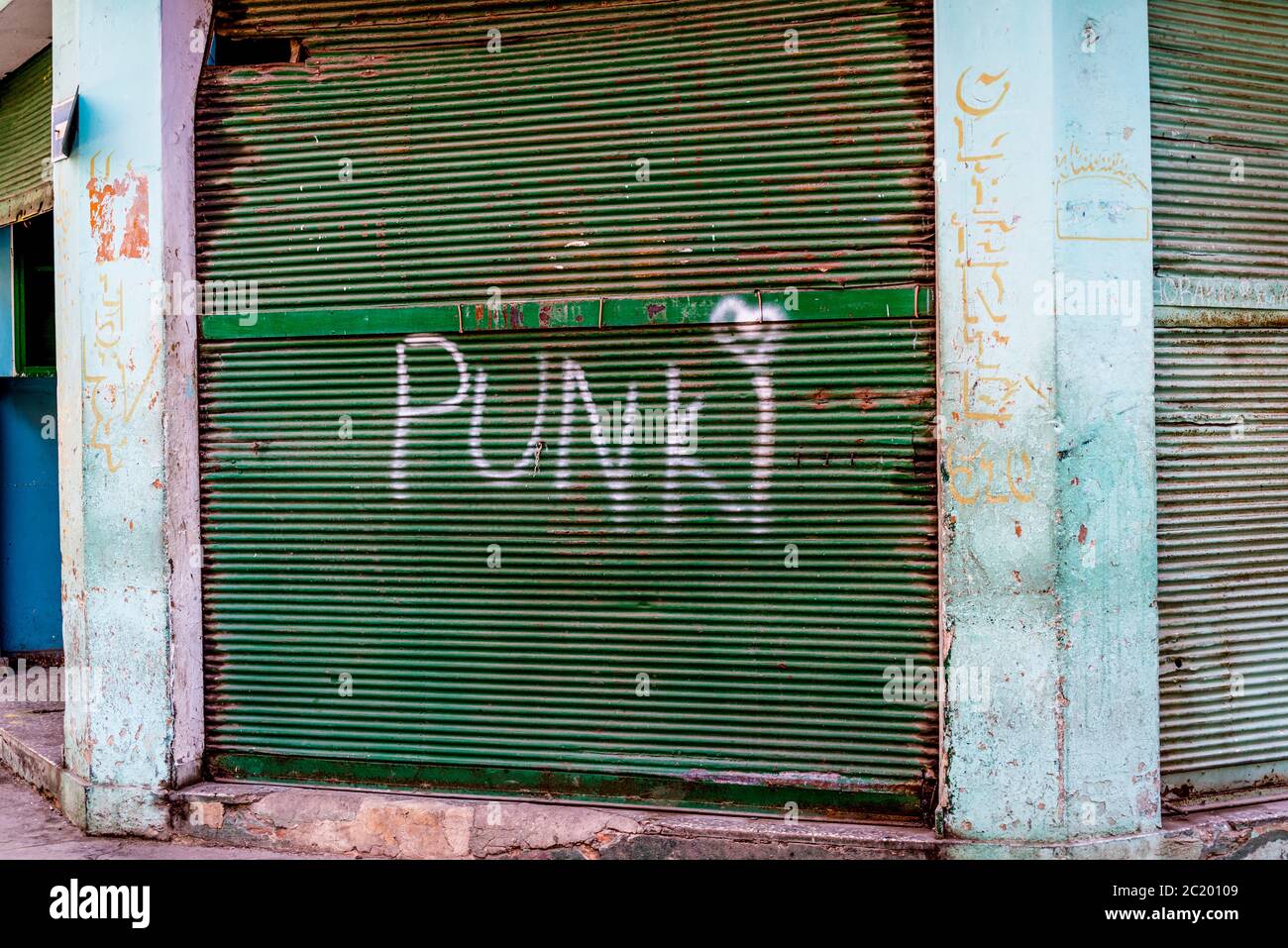 Graffiti punk a l'Avana Centro, un quartiere di classe operaia, l'Avana, Cuba Foto Stock