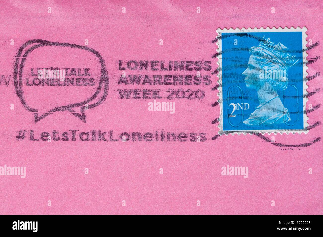 Parliamo solitudine consapevolezza settimana 2020 messaggio stampato con affrancatura postale di seconda classe sulla busta rosa Foto Stock