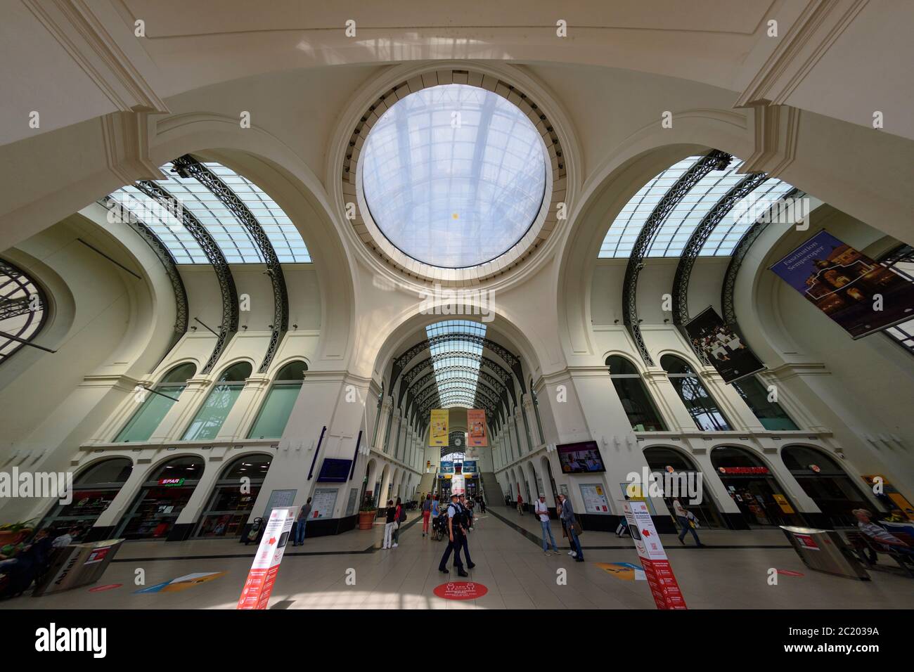 Dresda, Germania. 15 giugno 2020. Vista sulla sala a cupola della stazione principale di Dresda. Deutsche Bahn presenta misure di pulizia e disinfezione nei treni e nelle stazioni. Viene utilizzato un nuovo tipo di procedura in cui i corrimano vengono puliti e disinfettati utilizzando la luce UV-C a onde corte. Credit: Robert Michael/dpa-Zentralbild/ZB/dpa/Alamy Live News Foto Stock