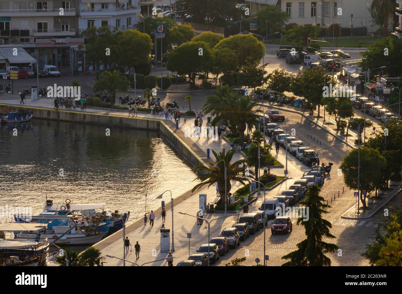 La gente gode di una serata estiva sulla passeggiata di Kavala Grecia Foto Stock