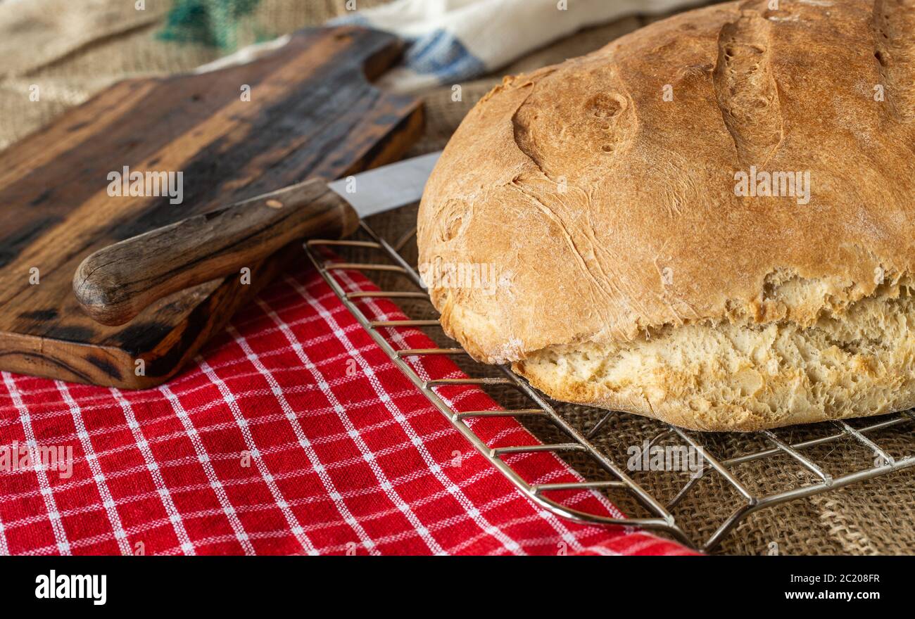 Pane fatto in casa. Dolci fatti in casa. Pane sul tavolo da cucina. Gustoso e sano. Pane fresco per vegetariani. Pane con farina di grano. Foto Stock