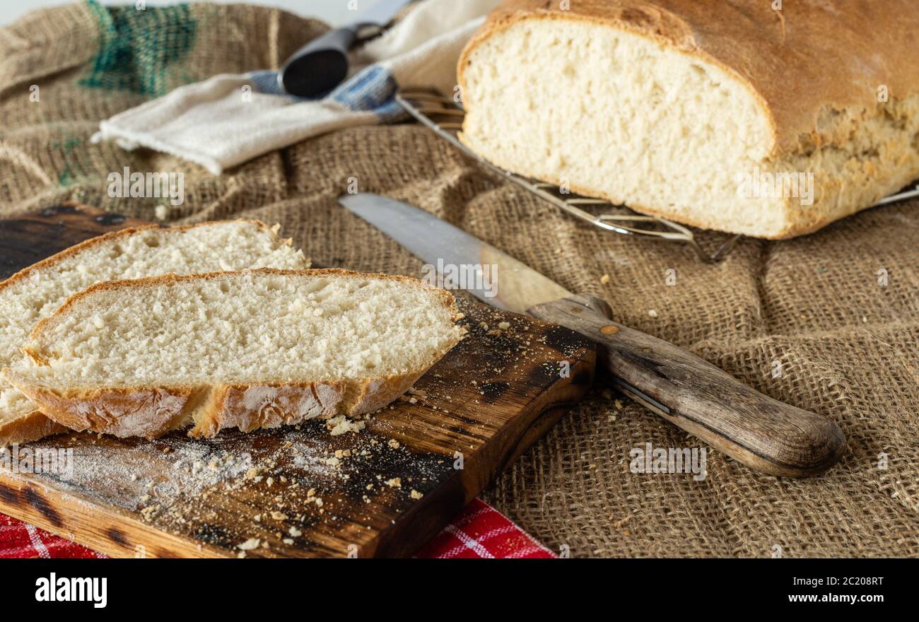 Pane fatto in casa. Dolci fatti in casa. Pane sul tavolo da cucina. Gustoso e sano. Pane fresco per vegetariani. Pane con farina di grano. Foto Stock