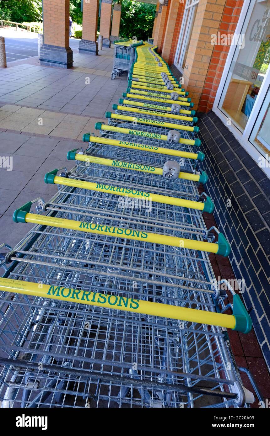 linea di carrelli morrisons supermercato, filiale fakenham, norfolk, inghilterra Foto Stock