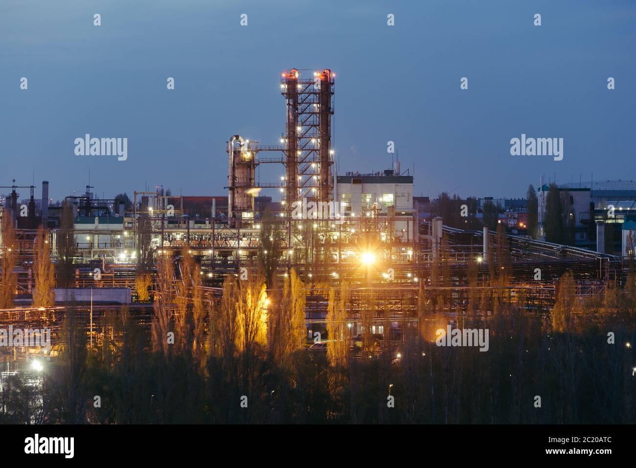 Fabbrica chimica nella notte estiva. Torri di rettifica, Foto Stock