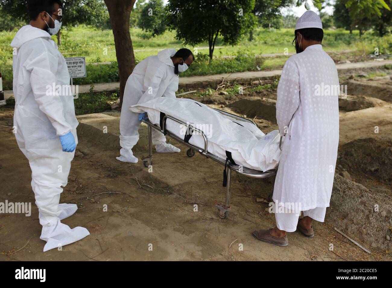 16 giugno 2020, Dhaka, Bangladesh: I volontari portano il corpo morto di una vittima di Coronavirus per i funerali del cimitero di Raer Bazar a Dacca. (Immagine di credito: © MD Mehedi Hasan/ZUMA Wire) Foto Stock