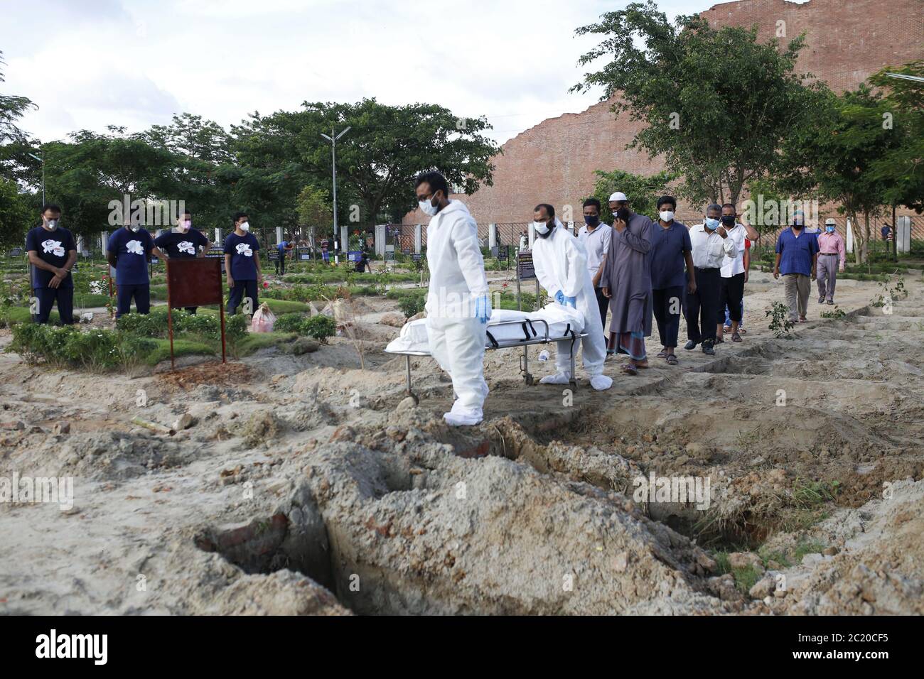 16 giugno 2020, Dhaka, Bangladesh: I volontari portano il corpo morto di una vittima di Coronavirus per i funerali del cimitero di Raer Bazar a Dacca. (Immagine di credito: © MD Mehedi Hasan/ZUMA Wire) Foto Stock