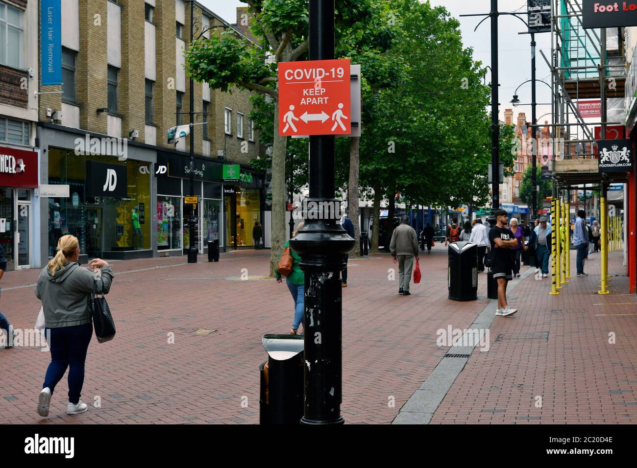 Covid-19 segno in Broad Street. Allentamento del blocco di Coronavirus, Reading, Regno Unito 12 giugno 2020 Foto Stock