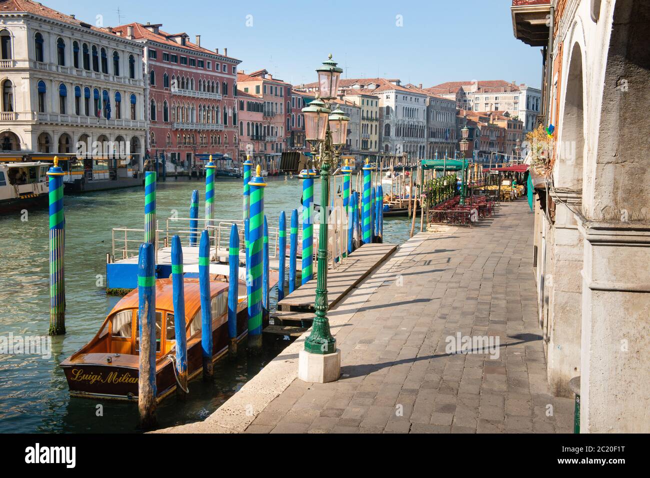Barche vuote ormeggiate lungo la via deserta sul Canal Grande a Venezia Italia Foto Stock