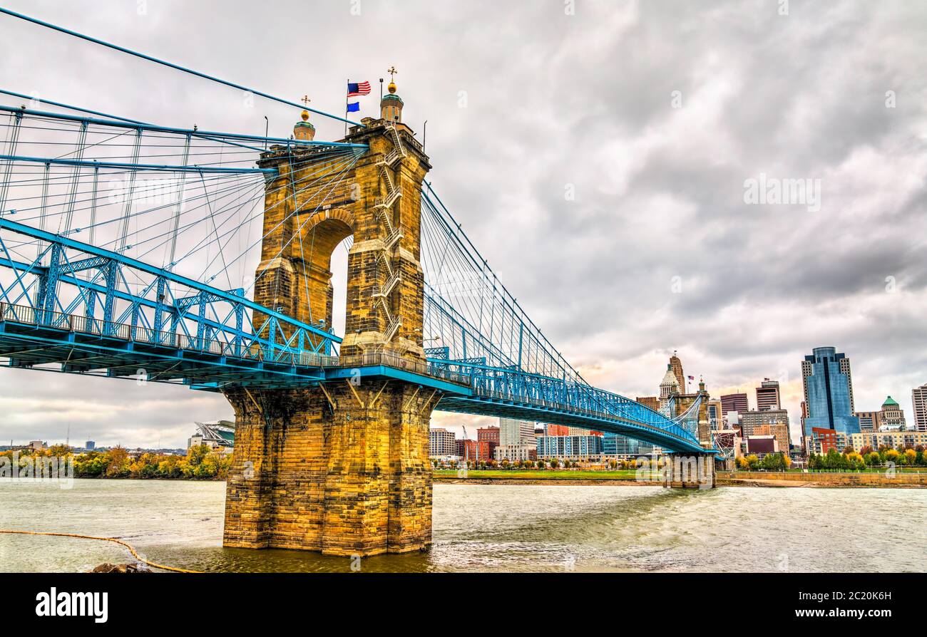 John A. Roebling Suspension Bridge attraverso il fiume Ohio negli Stati Uniti Foto Stock