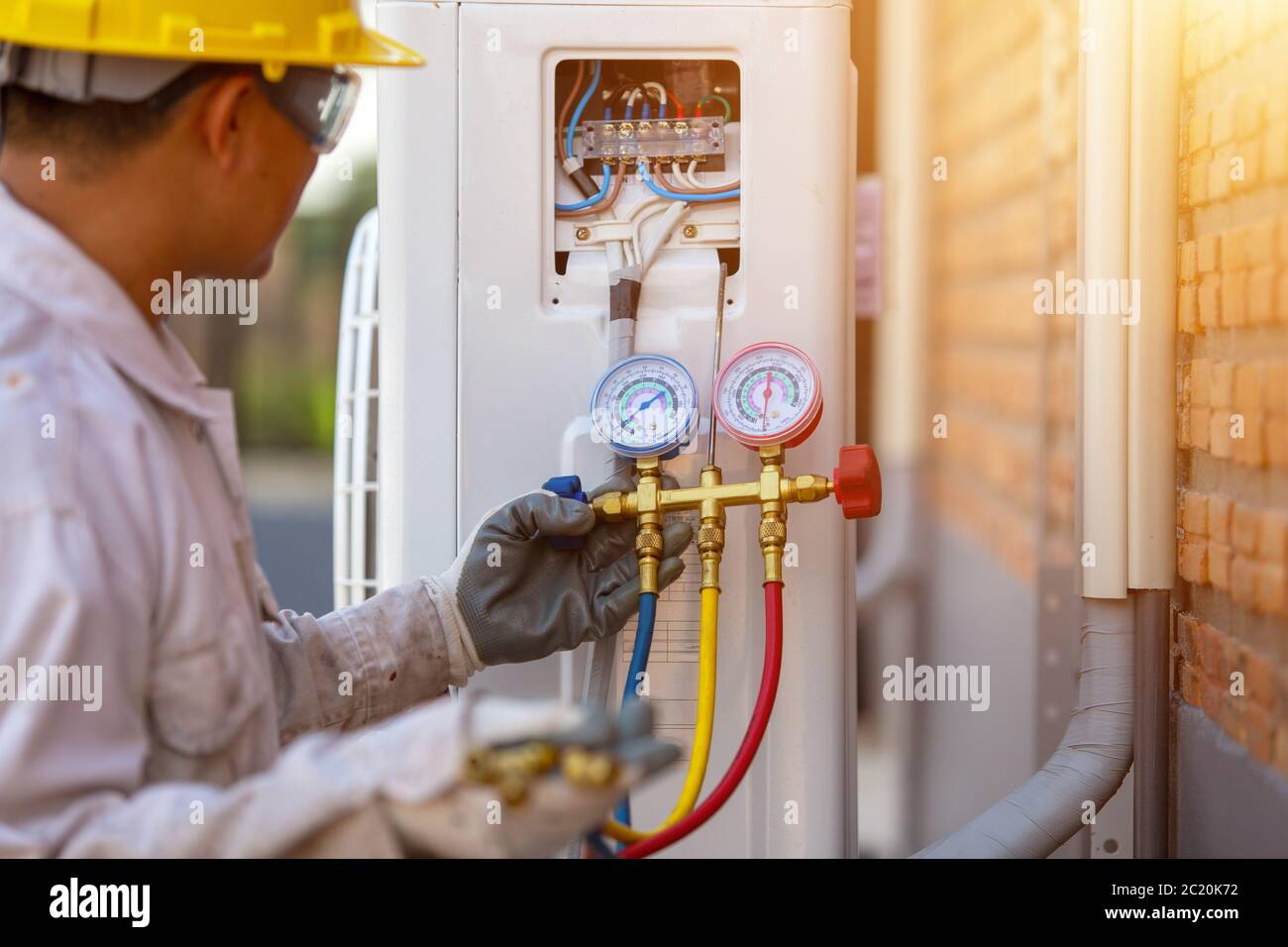 Indicatore del liquido dell'aria condizionata da un tecnico dell'aria condizionata Foto Stock