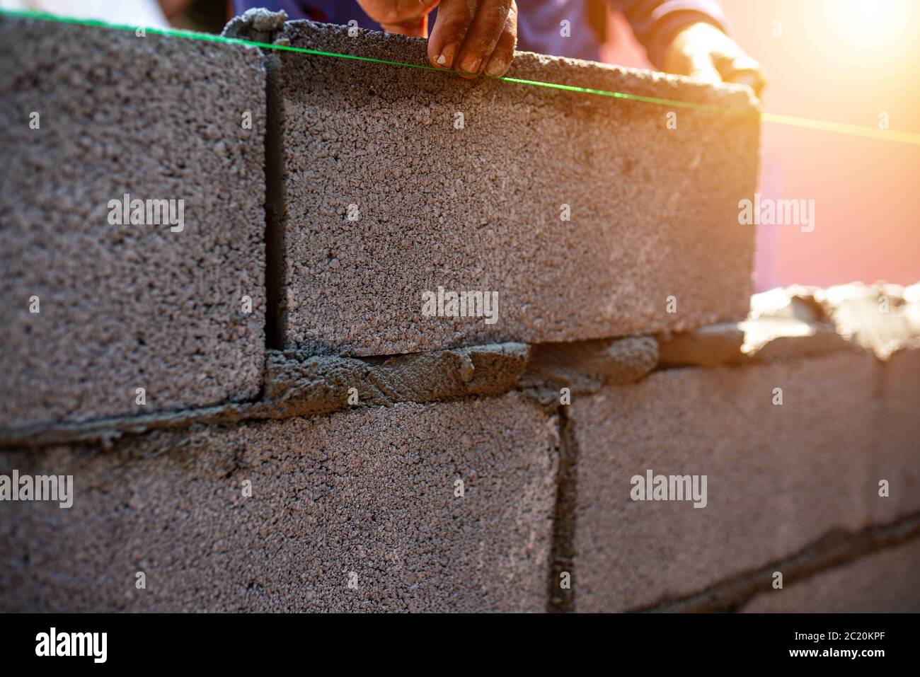 Mason Block nella costruzione di edifici o costruzione di case in gesso. Foto Stock
