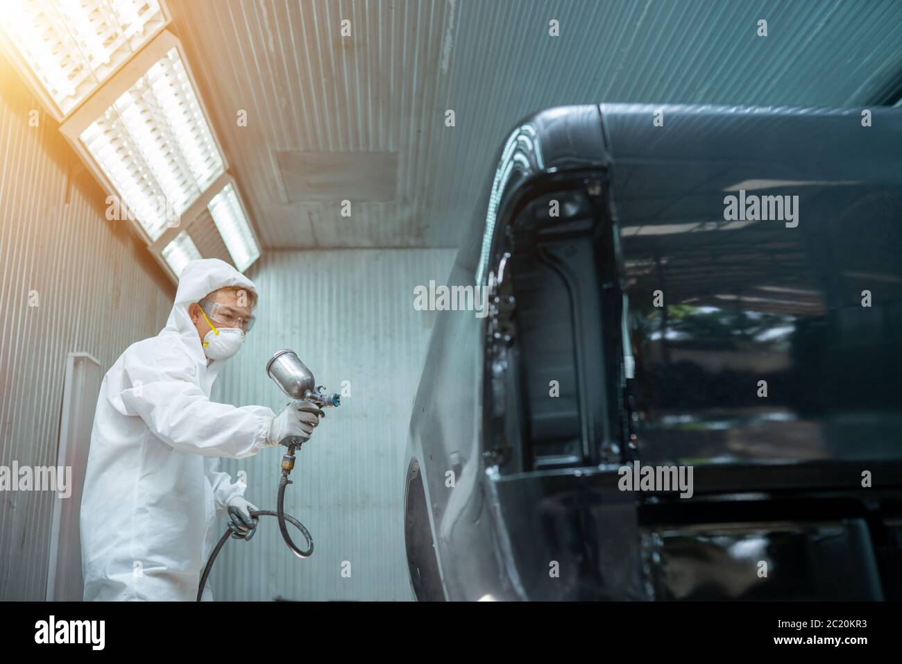 auto tech aerografo pittura auto a colori auto nel garage della camera Foto Stock