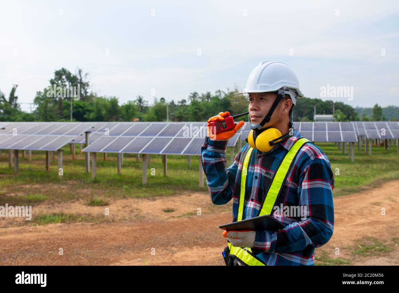 Ingegneri elettrici, energia solare, comunicazione radio di comando e operativa. Foto Stock