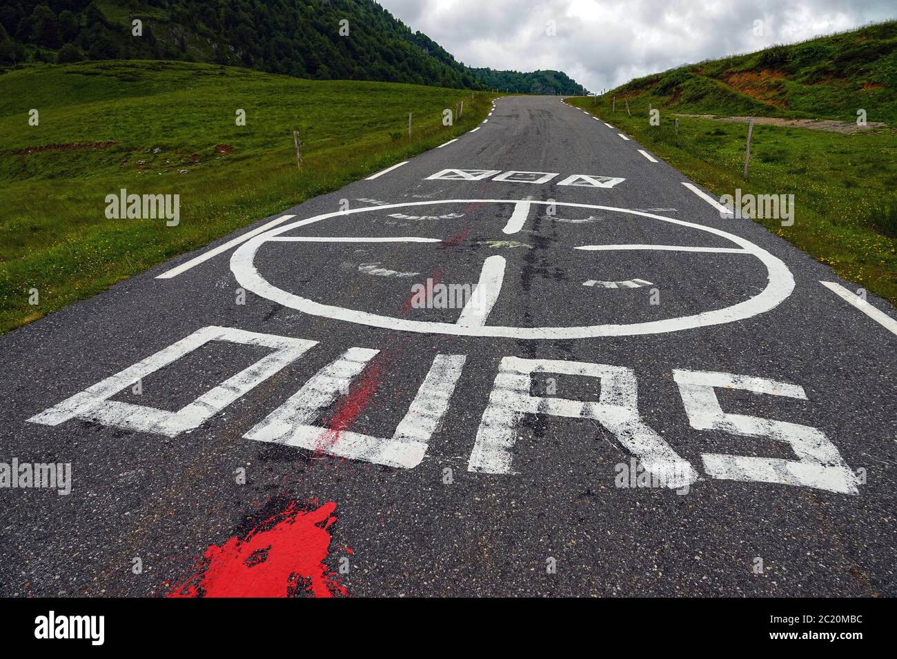 Non a l'Ours, no agli orsi, protesta scritta sulla strada, Ariege, Francia Foto Stock