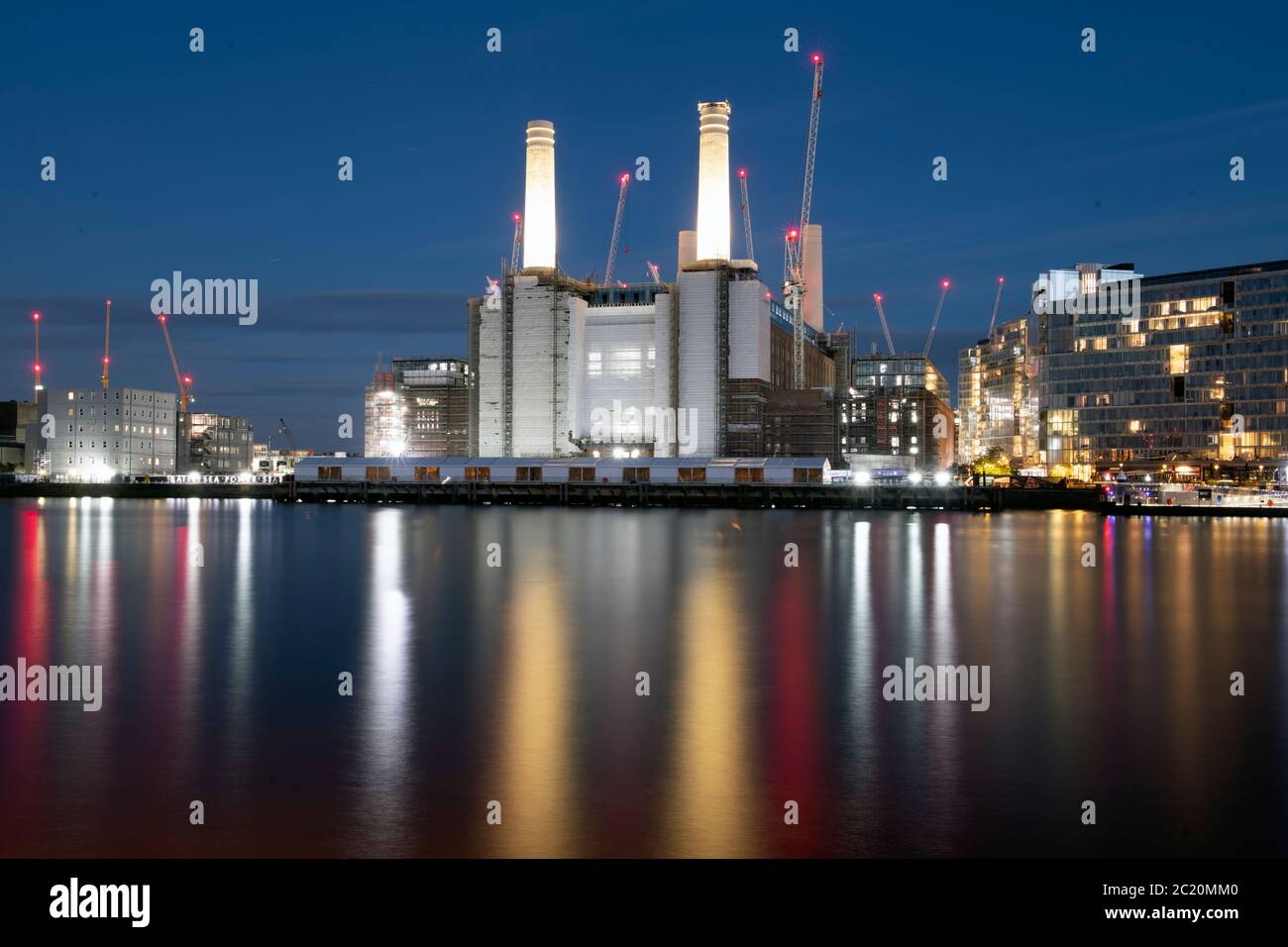 Battersea Power Station, sviluppo e lavori di conversione sul fronte del fiume, riprese notturne Foto Stock