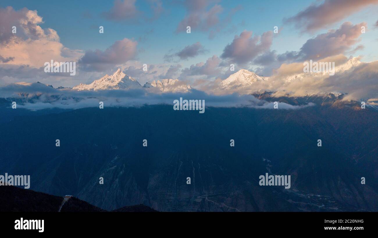 Cina Yunnan, Meili neve montagna bello punto di riferimento naturale del turismo in Cina Foto Stock