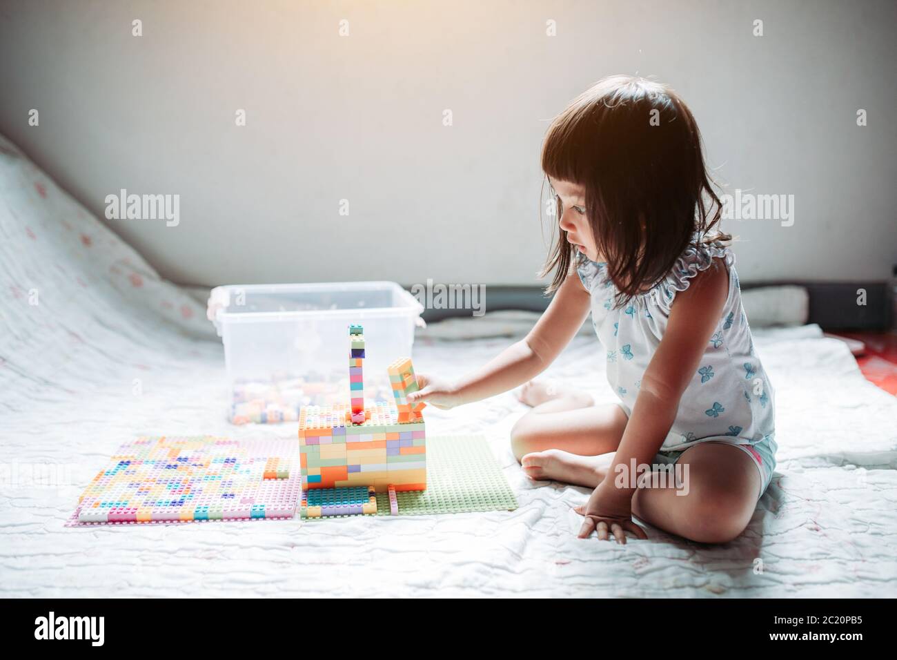 I bambini si divertiscono giocando il lego creare costruzione modello rimanere a casa Foto Stock