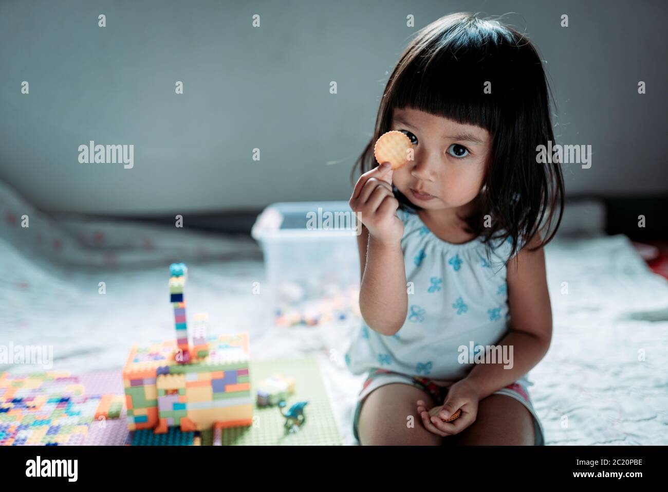 I bambini si divertiranno a mangiare biscotti e a rilassarsi a casa Foto Stock