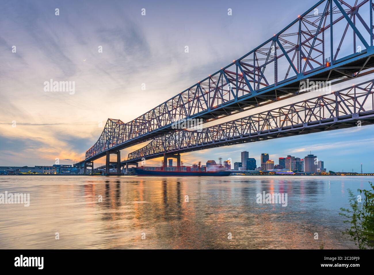 New Orleans, Louisiana, Stati Uniti d'America al Crescent City il collegamento ponte sopra il fiume Mississippi al crepuscolo. Foto Stock