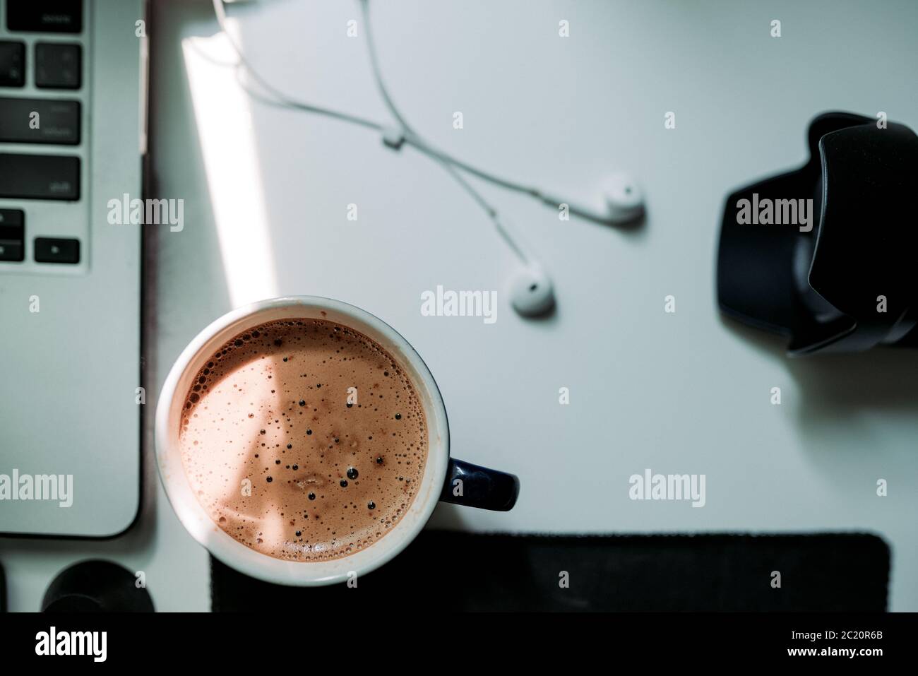 cappuccino con vista dall'alto per lavorare da casa con i creatori di contenuti Foto Stock