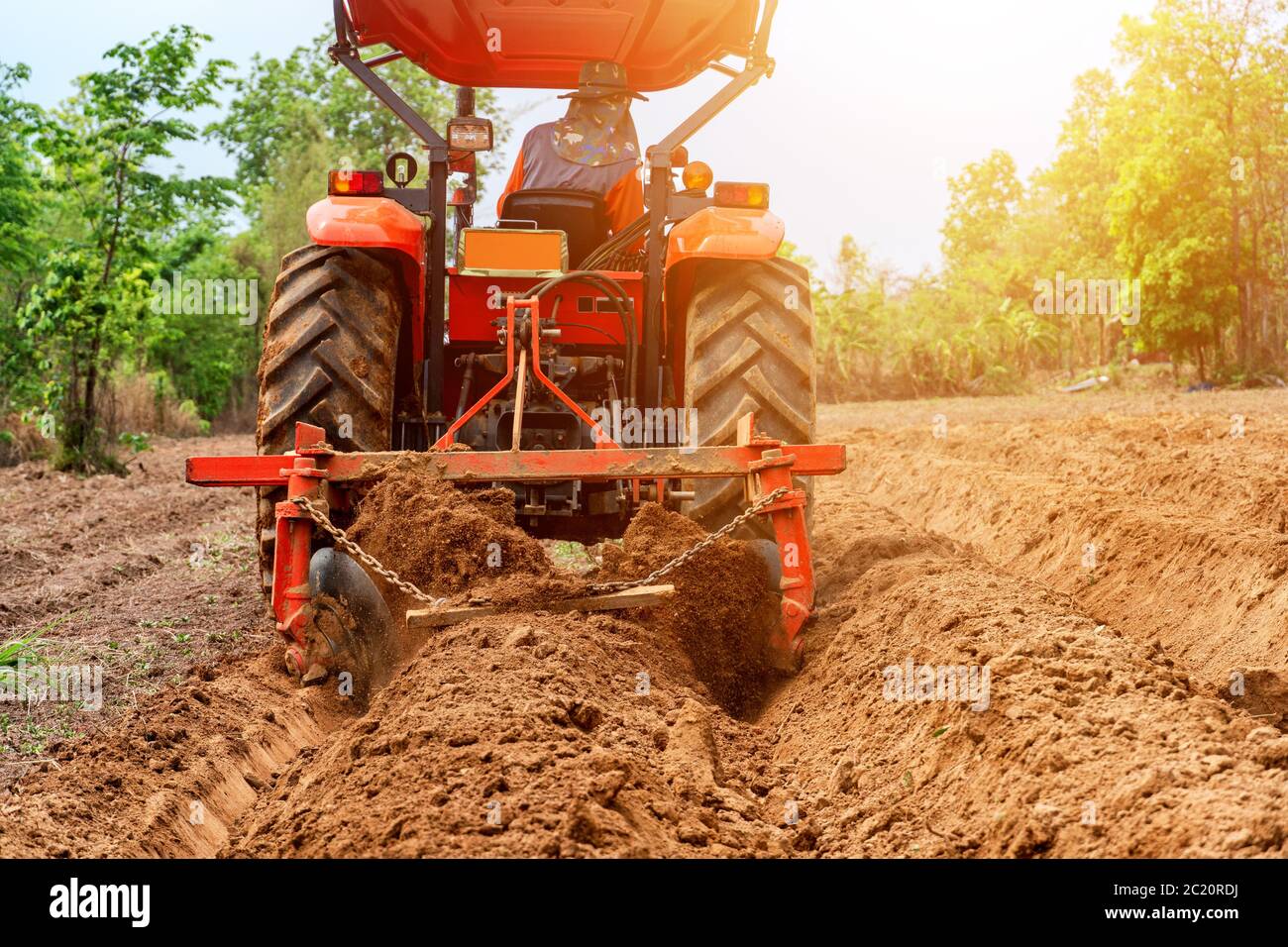 Trattori aratro solco per piantare agricoltura. Foto Stock