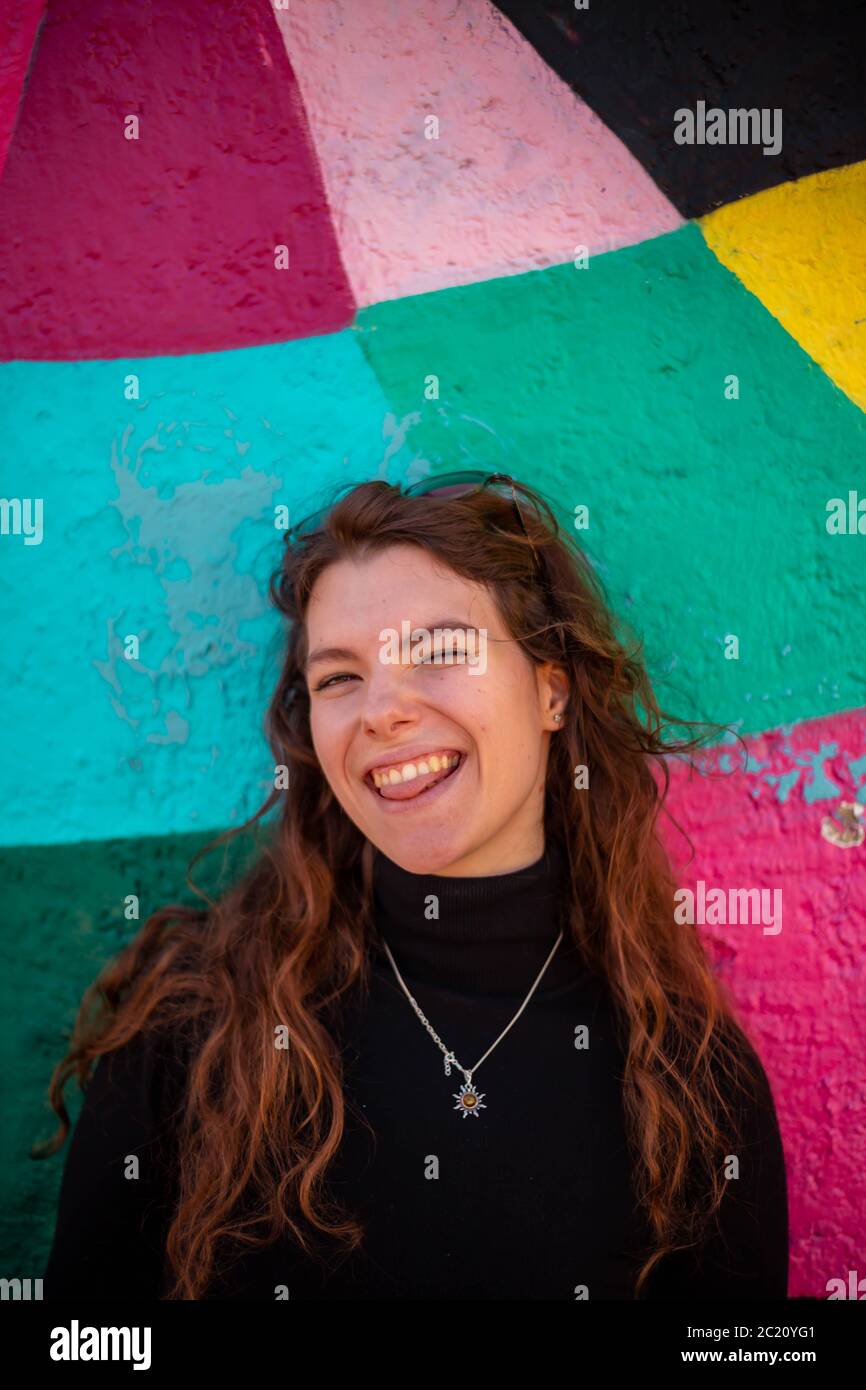 Ritratto di donna sorridente con un colore backgorund Foto Stock