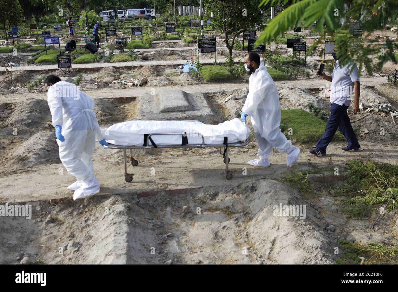 Dhaka, Bangladesh. 16 Giugno 2020. I volontari portano il corpo morto di una vittima di Coronavirus per i funerali al cimitero di Raer Bazar a Dhaka. Credit: MD Mehedi Hasan/ZUMA Wire/Alamy Live News Foto Stock