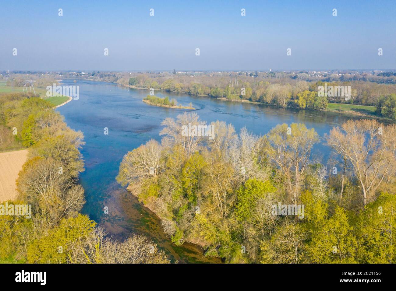 Francia, Loiret, Valle della Loira, Patrimonio dell'Umanità dell'UNESCO, Mareau aux Pres, confluenza del fiume Loira e del fiume Loiret (vista aerea) // Foto Stock