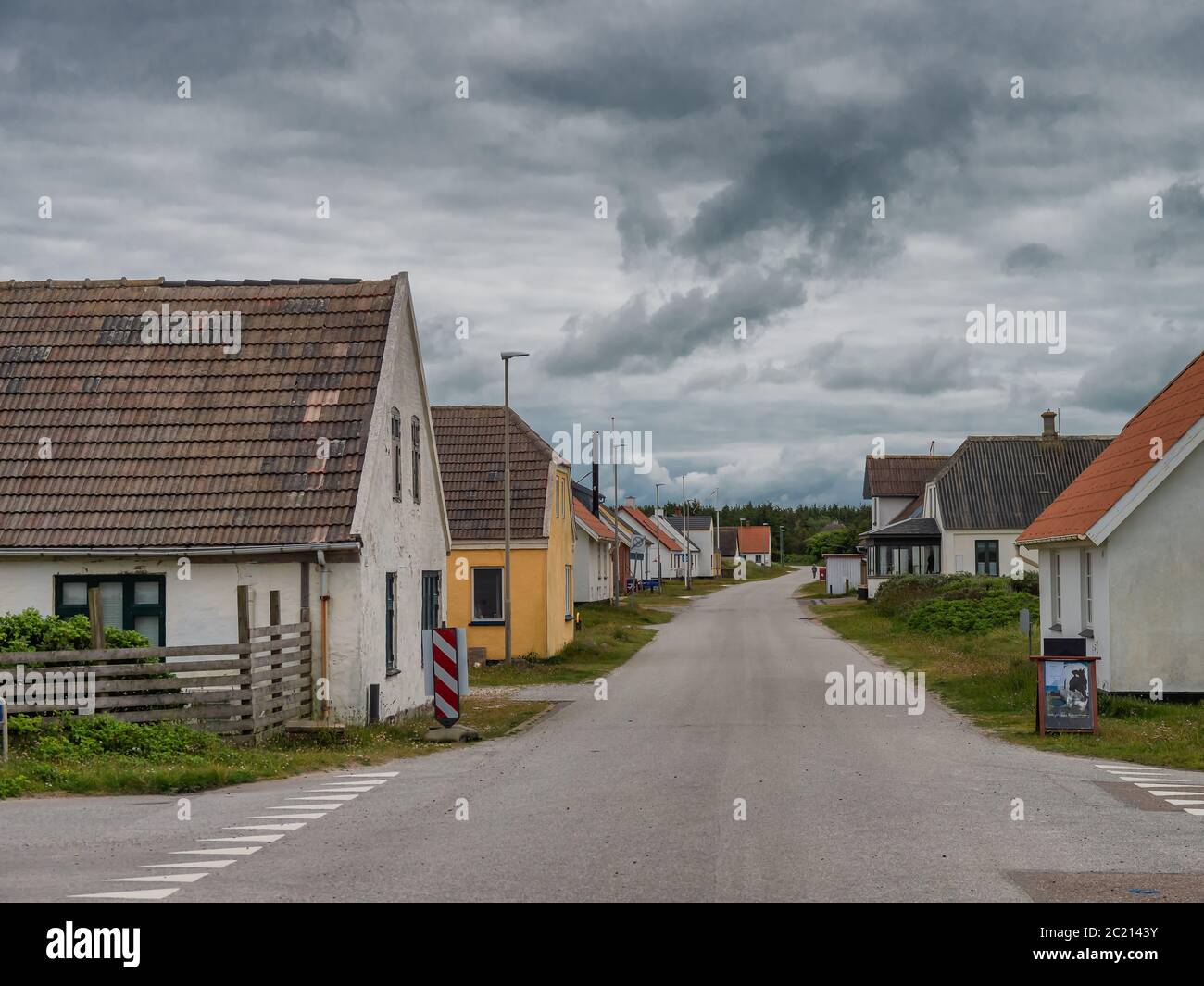 Strada principale nel piccolo villaggio LildStrand, Thy Danimarca Foto Stock