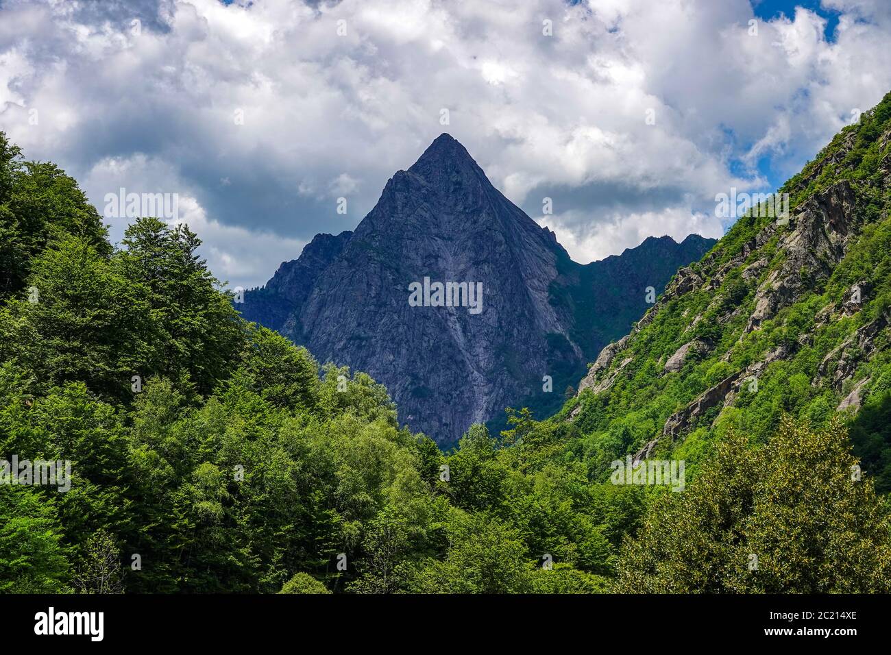 La prominente vetta rocciosa della Dent d'Orlu, Ax les Thermes, Ariege, Pirenei francesi, Francia Foto Stock